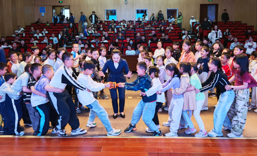 暑期全国科技馆迎来参观热潮 前沿科技与体验式科普吸引数千万观