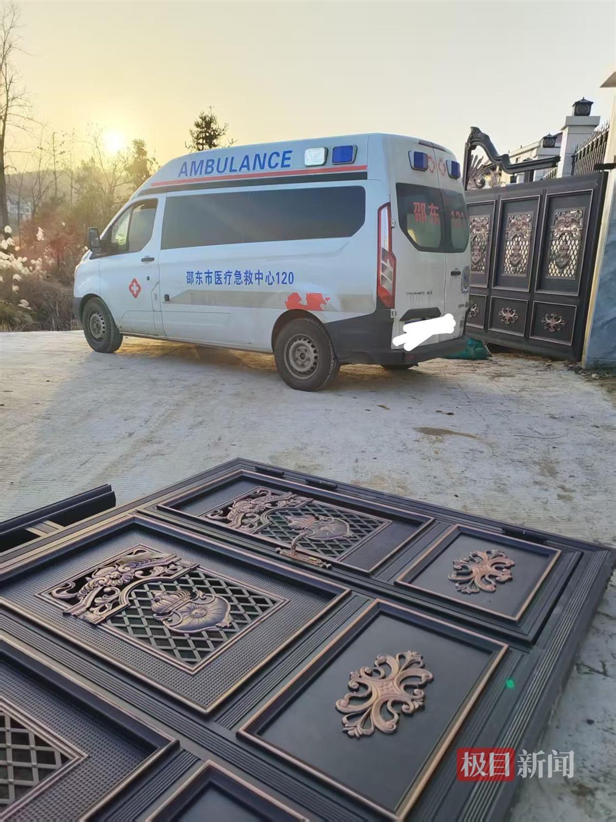 湖南邵东83岁老人被倒塌大门砸伤 入院ICU多处骨折