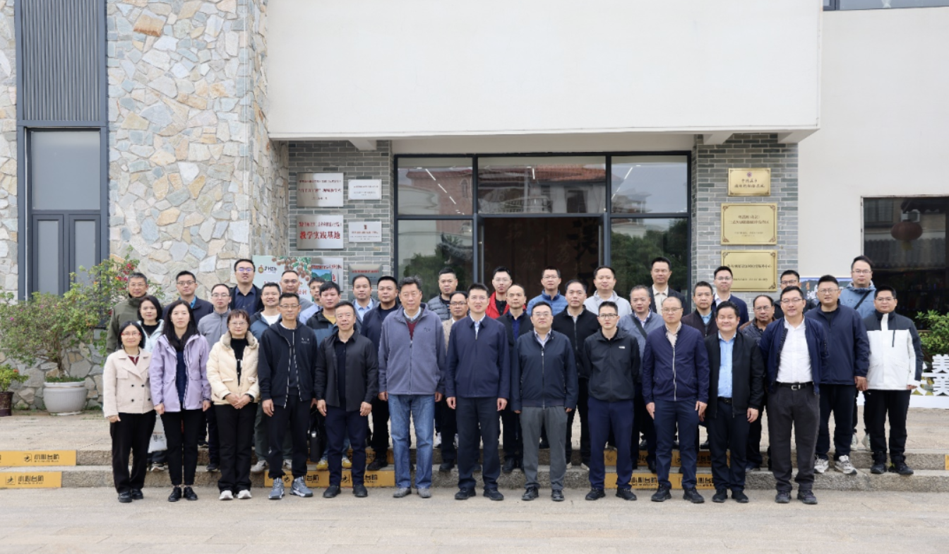 12月26日，“百千万工程”帮扶协作驻高州市工作队与27位驻高州镇街工作队代表，以及高州市直有关单位同志到泗水镇滩底村考察。（高州市委宣传部供图）